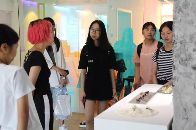 同學(xué)們對(duì)展覽作品 提出自己的問題