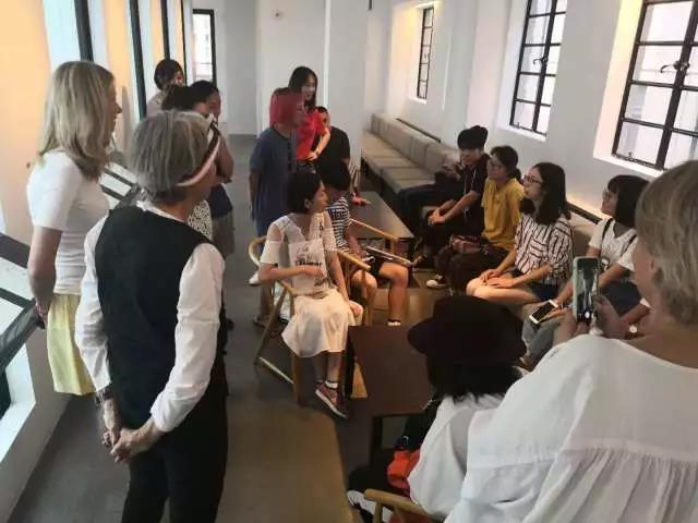 遇上了來自法國巴黎從事服裝行業(yè)的觀眾，大家一起愉快地聊天