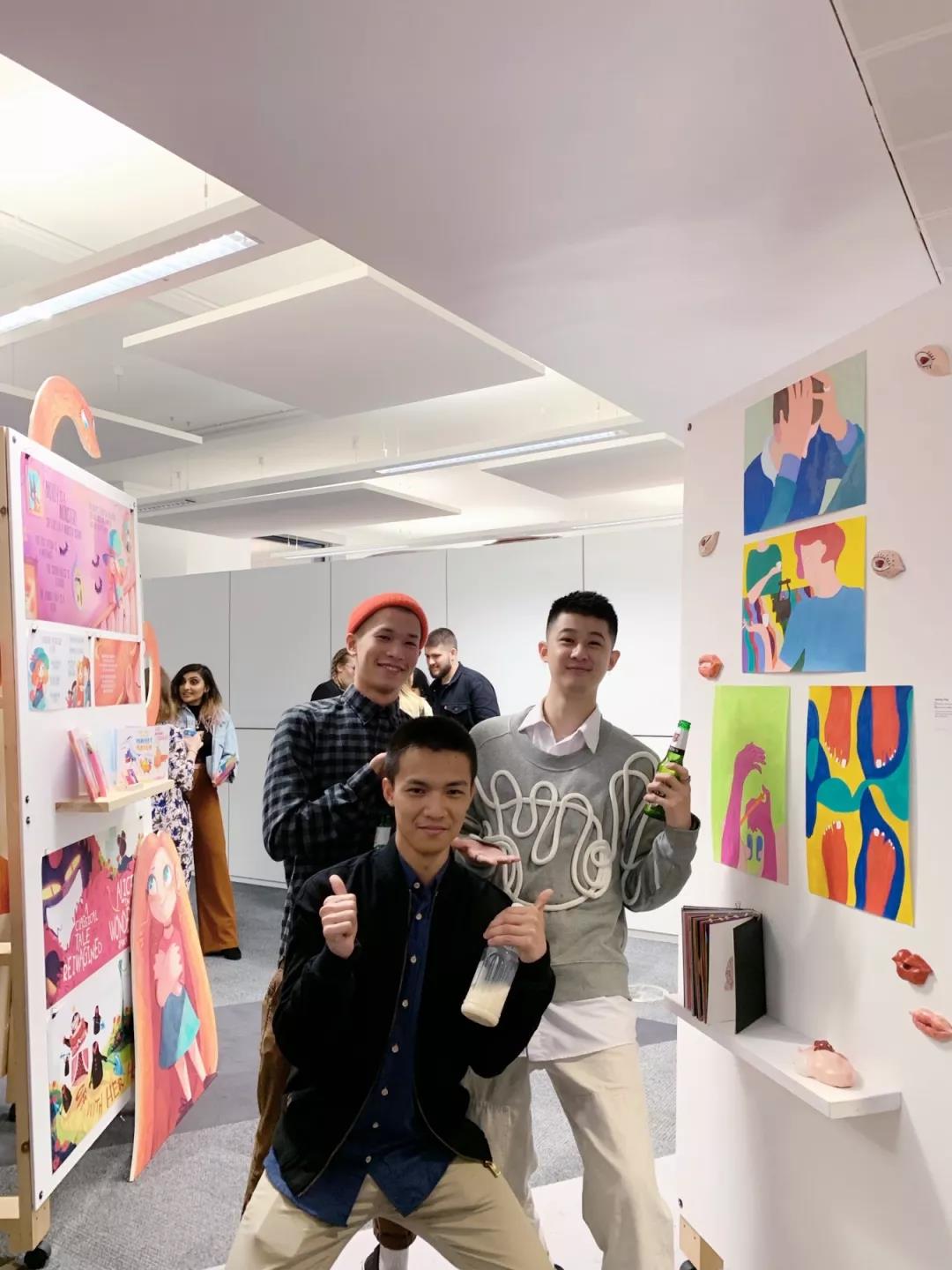 Dragon和同學們在畢業(yè)展上