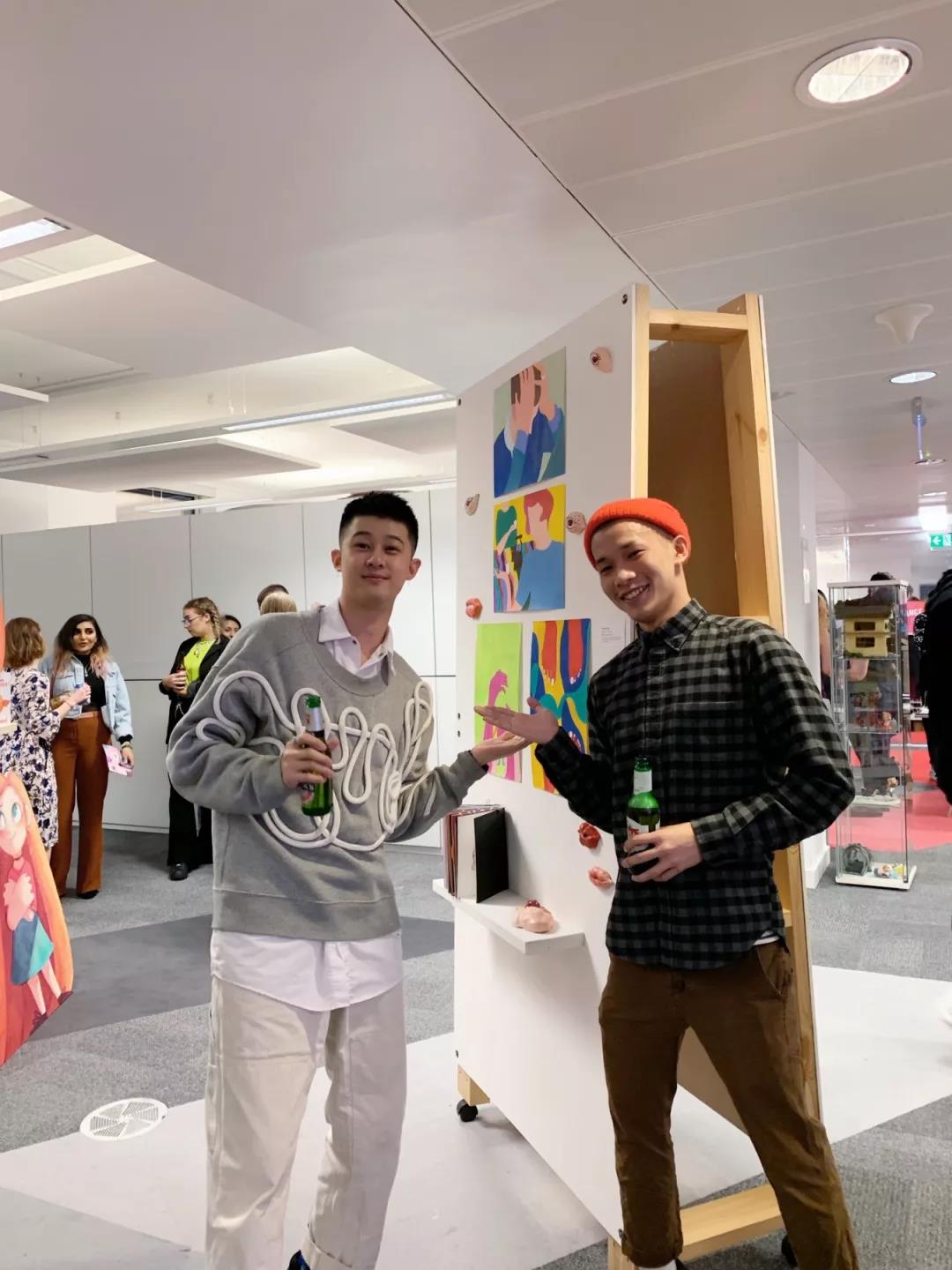Dragon和同學們在畢業(yè)展上