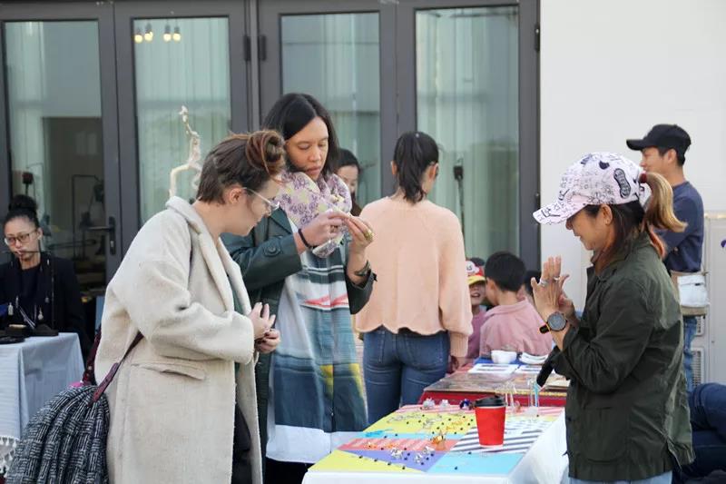 在AIVA最浪漫的頂樓天臺設立首飾、陶瓷、手作、插畫等近10個藝術(shù)攤位