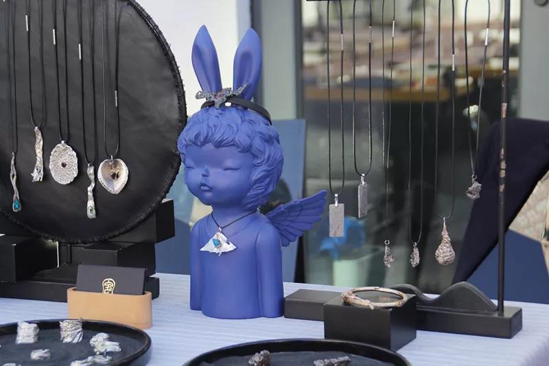 在AIVA最浪漫的頂樓天臺設立首飾、陶瓷、手作、插畫等近10個藝術(shù)攤位