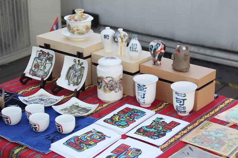 在AIVA最浪漫的頂樓天臺設立首飾、陶瓷、手作、插畫等近10個藝術(shù)攤位